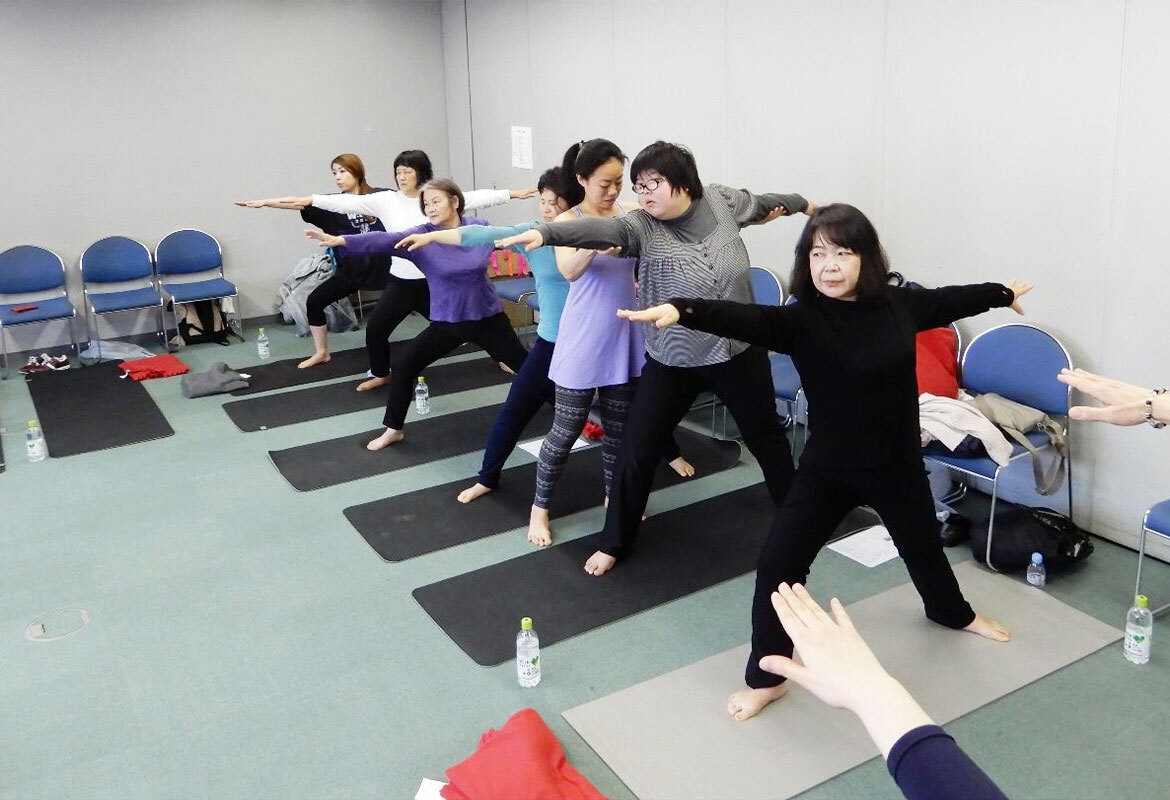 右足を三歩前、左肩をひいて、おへそを真横に向ける。両手を真横に伸ばす、シャキーン!!